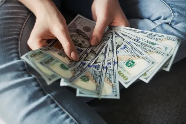 6 Money Mistakes Almost Everyone Makes Before 30