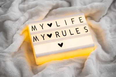 100 Unspoken Social Rules Everyone Judges You For Breaking (Are You Guilty?)